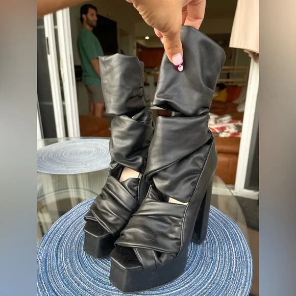 Chic Black Platform Boots - Picture 8 of 8